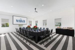 une salle de conférence avec une longue table et des chaises dans l'établissement The Marker Key West Harbor Resort, à Key West 223 autres photos