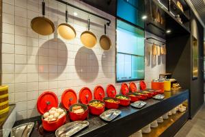 天津市にあるCitiGO Hotel Tianjin Binjiang Roadの赤皿とお椀のビュッフェ