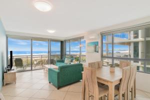 un salon avec vue sur l'océan dans l'établissement Oceanside Resort - Absolute Beachfront Apartments, à Gold Coast