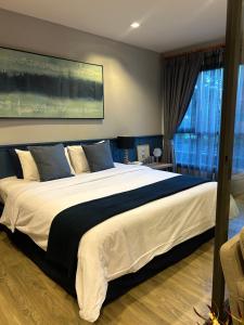 Ένα ή περισσότερα κρεβάτια σε δωμάτιο στο Cozy Room Near The Beach at Rain Hua Hin
