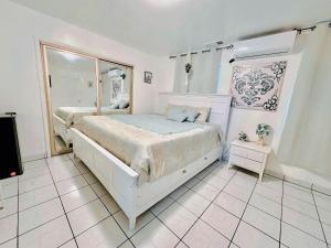 Postel nebo postele na pokoji v ubytování Lincies House 3