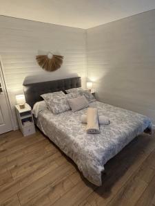 Postel nebo postele na pokoji v ubytování Chambre d'Hôtes du Vieux Collonges