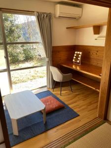 Ōdoにある山茶小屋 Yamachagoyaのデスク、テーブル、椅子が備わる客室です。 +15枚の写真