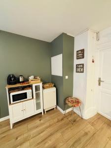 Kuchyň nebo kuchyňský kout v ubytování Chambre d'Hôtes du Vieux Collonges