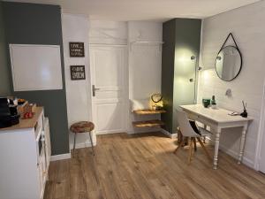 Kuchyň nebo kuchyňský kout v ubytování Chambre d'Hôtes du Vieux Collonges