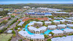 une vue aérienne d'un complexe hôtelier avec piscine dans l'établissement Pacific Blue Apartment 258, 265 Sandy Point Road, à Salamander Bay
