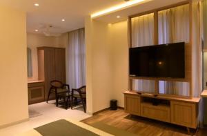 Μια τηλεόραση ή/και κέντρο ψυχαγωγίας στο Hotel Varshish Inn