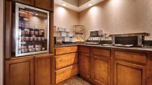O bucătărie sau chicinetă la Best Western Spanish Quarters Inn