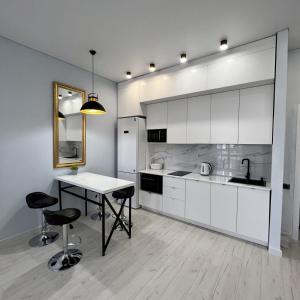 Køkken eller tekøkken på Шахтеров 68 супер жилье