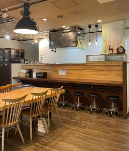 una cucina con tavolo, sedie e bancone di Nara Guesthouse 3F a Nara Altre 37 foto