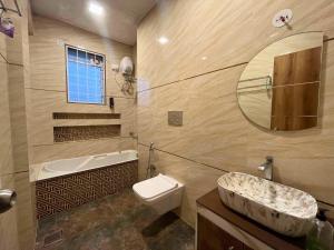 Koupelna v ubytování Stay Leisurely Leviosa 3BHK, Karjat