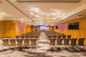 una sala de conferencias con sillas y una pantalla en Kowloon Harbourfront Hotel en Hong Kong