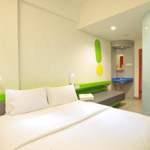 Un pat sau paturi într-o cameră la POP! Hotel Diponegoro
