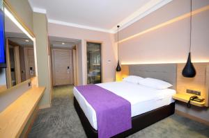 Ένα ή περισσότερα κρεβάτια σε δωμάτιο στο Candan Citybeach Hotel