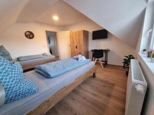 TV a/nebo společenská místnost v ubytování Evelyns Apartment, nahe der Therme und dem Zentrum, privat Parkplatz, Balkon, Highspeed-WLAN