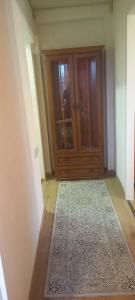 an empty room with a wooden door and a rug at NEW JÕHVI AREA DESIGN STUDIO APARTMENT,RENOVATED 2025, 5min JÕHVI Centre, 10min ALUTAGUSE,Pannjärve,Tartu maraton,30min Kiviõli slalom centre in Ahtme