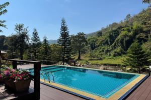 a swimming pool with a view of a mountain at Tung Lakorn Farm in Ban Mae Ta Man (1)