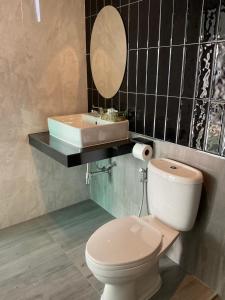 チャンタブリーにあるเค้ง Kheng Chanthaburiの白いトイレと洗面台のあるバスルーム