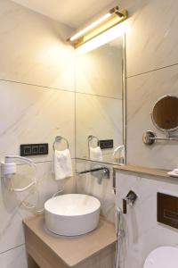 Ένα μπάνιο στο Hotel Varshish Inn +29 φωτογραφίες