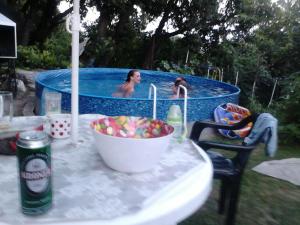 un tavolo con una ciotola di caramelle in piscina di Prima Guest House 2 a Sveti Konstantin i Elena
