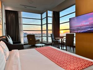 哥打京那巴鲁Hotel 7 Suria的一间配有床和平板电视的酒店房间