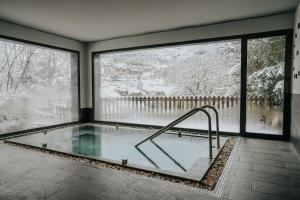 Bazén v ubytování Abba Xalet Suites Hotel nebo v jeho okolí