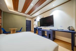 a bedroom with a bed and a desk and a tv at Lounge Seoul in Icheon +33 photos