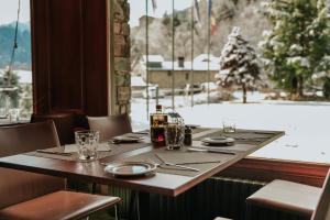 Cảnh núi rừng hoặc tầm nhìn ra núi từ khách sạn