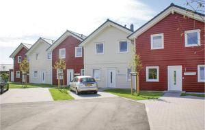 a row of houses with a car parked in a driveway at Leuchtfeuer in Dagebüll