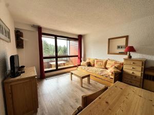salon z kanapą i stołem w obiekcie Résidence La Grande Traversee - Charmant studio pied des pistes MAE-4044 w mieście Corrençon-en-Vercors