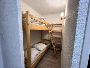 Pokój z 2 łóżkami piętrowymi i drabiną w obiekcie Résidence La Grande Traversee - Charmant studio pied des pistes MAE-4044 w mieście Corrençon-en-Vercors