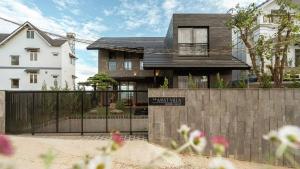 a house with a fence in front of it at Villa Nam Hồ 3 Phòng Ngủ in Khu Chi Lăng