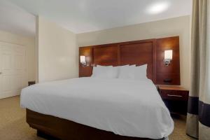Postel nebo postele na pokoji v ubytování Comfort Suites