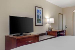 TV a/nebo společenská místnost v ubytování Comfort Suites