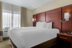 Postel nebo postele na pokoji v ubytování Comfort Suites
