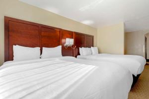 Postel nebo postele na pokoji v ubytování Comfort Suites