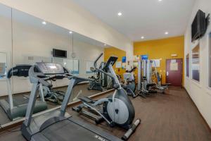 Fitness centrum a/nebo fitness zařízení v ubytování Comfort Suites