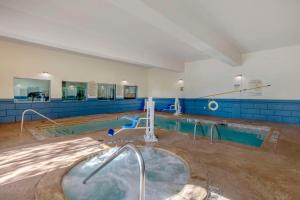 Bazén v ubytování Comfort Suites nebo v jeho okolí