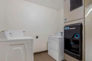 Kuchyň nebo kuchyňský kout v ubytování Comfort Suites