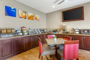 Kuchyň nebo kuchyňský kout v ubytování Comfort Inn Phoenix Central City