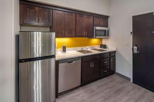 Kuchyň nebo kuchyňský kout v ubytování MainStay Suites Spokane Airport