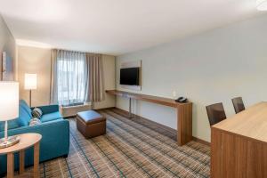 TV a/nebo společenská místnost v ubytování MainStay Suites Spokane Airport
