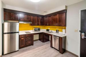 Kuchyň nebo kuchyňský kout v ubytování MainStay Suites Spokane Airport