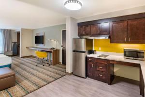 Kuchyň nebo kuchyňský kout v ubytování MainStay Suites Spokane Airport