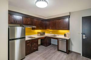 Kuchyň nebo kuchyňský kout v ubytování MainStay Suites Spokane Airport