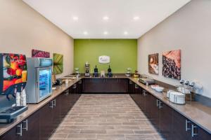 Kuchyň nebo kuchyňský kout v ubytování MainStay Suites Spokane Airport