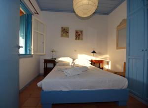 Postel nebo postele na pokoji v ubytování Limani Cottage