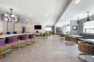 a lobby with a bar and some chairs and tables at Comfort Inn & Suites Gallatin - Nashville Metro in Gallatin