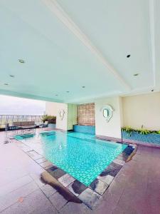a large swimming pool in a large building at Vincondotel Malate Manila 2BR Admiral 2823 in Manila