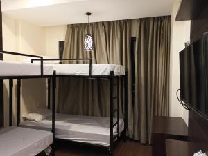 Camera con 2 letti a castello e una TV di The Bunkk Inn Hotel & Restaurant a Mussoorie